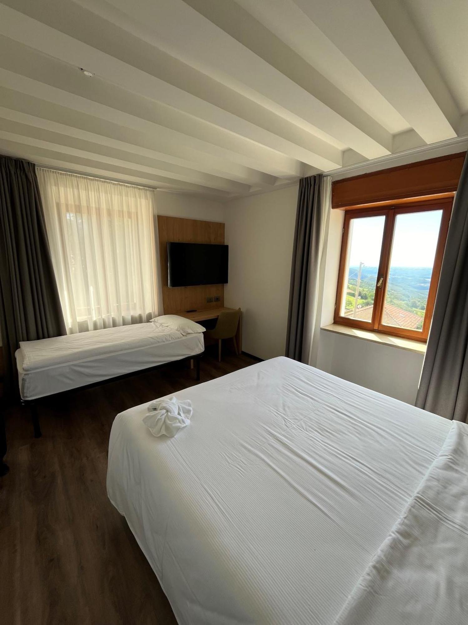 Hotel Belvedere Spiazzi Di Caprino Exterior photo